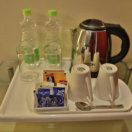 Sarovar Portico Naraina, Hotel New Delhi Bagian luar foto