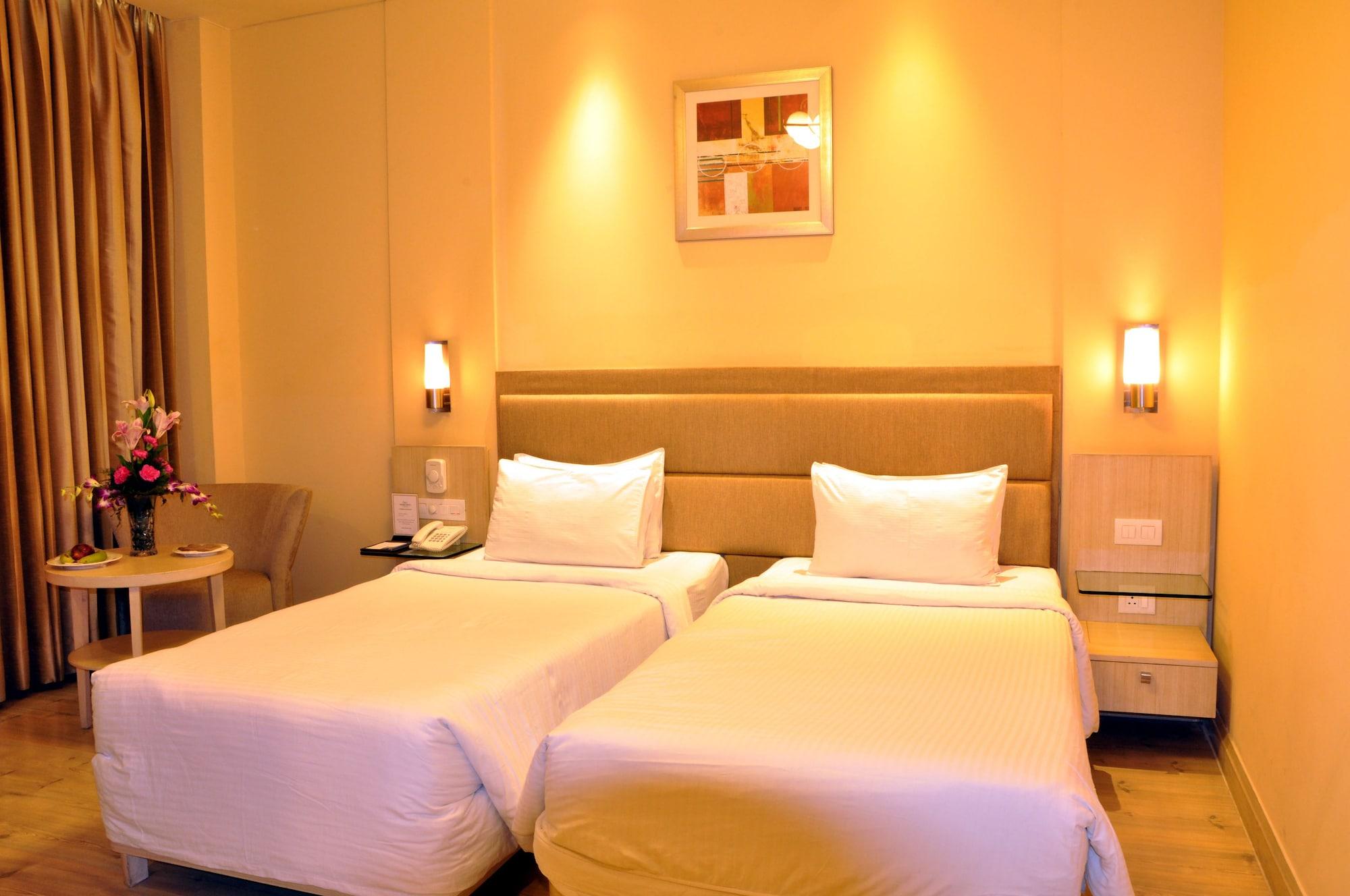 Sarovar Portico Naraina, Hotel New Delhi Bagian luar foto