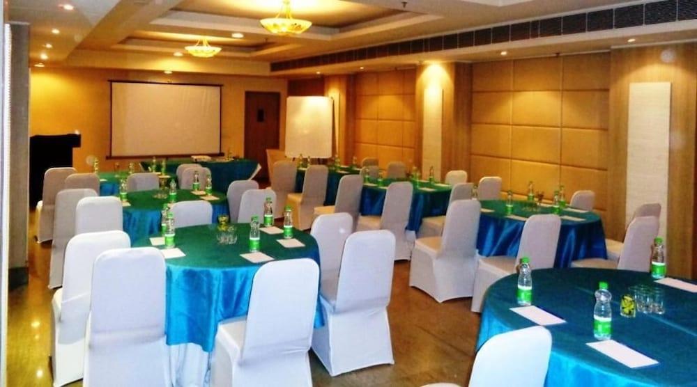 Sarovar Portico Naraina, Hotel New Delhi Bagian luar foto