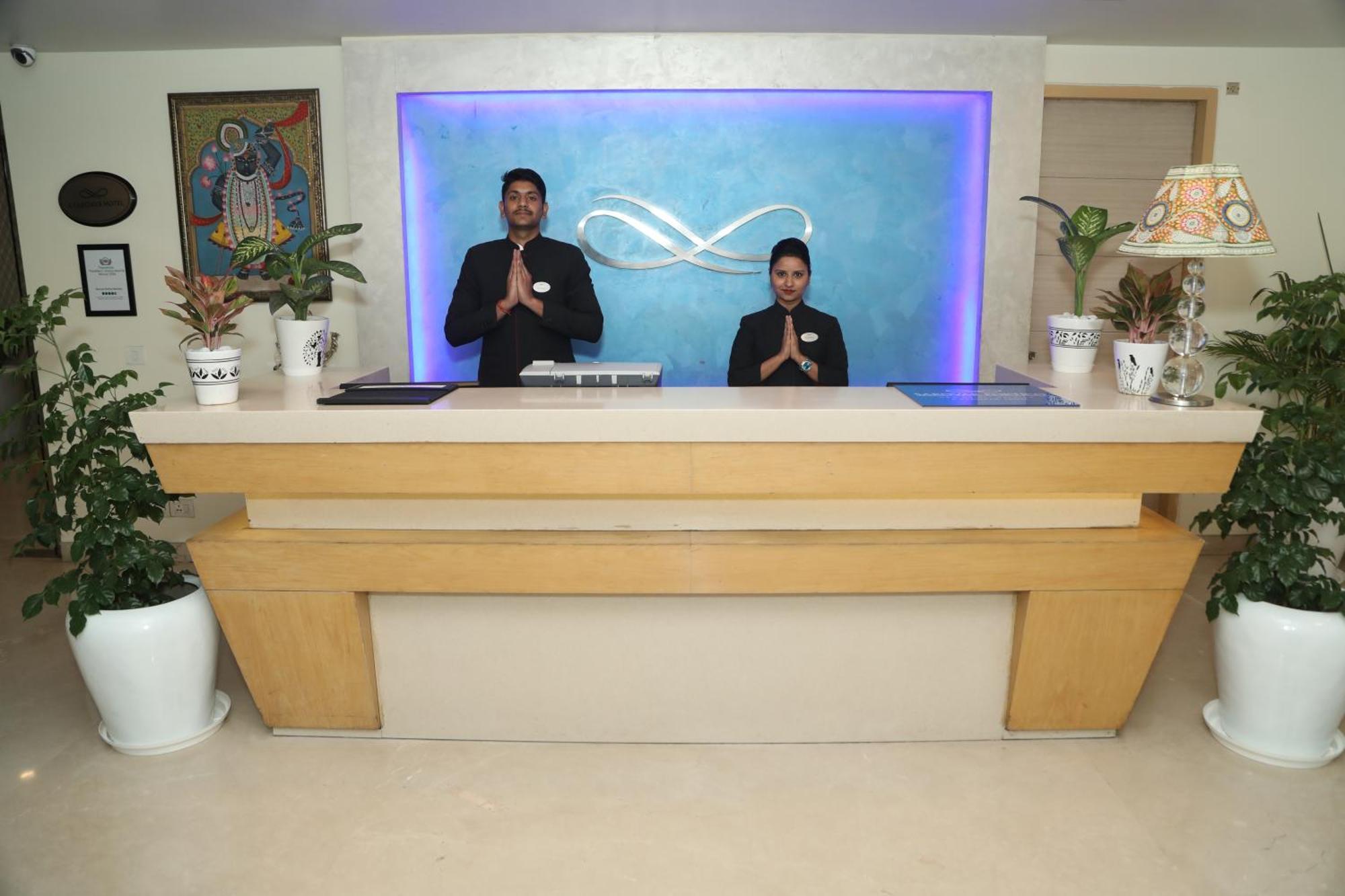 Sarovar Portico Naraina, Hotel New Delhi Bagian luar foto