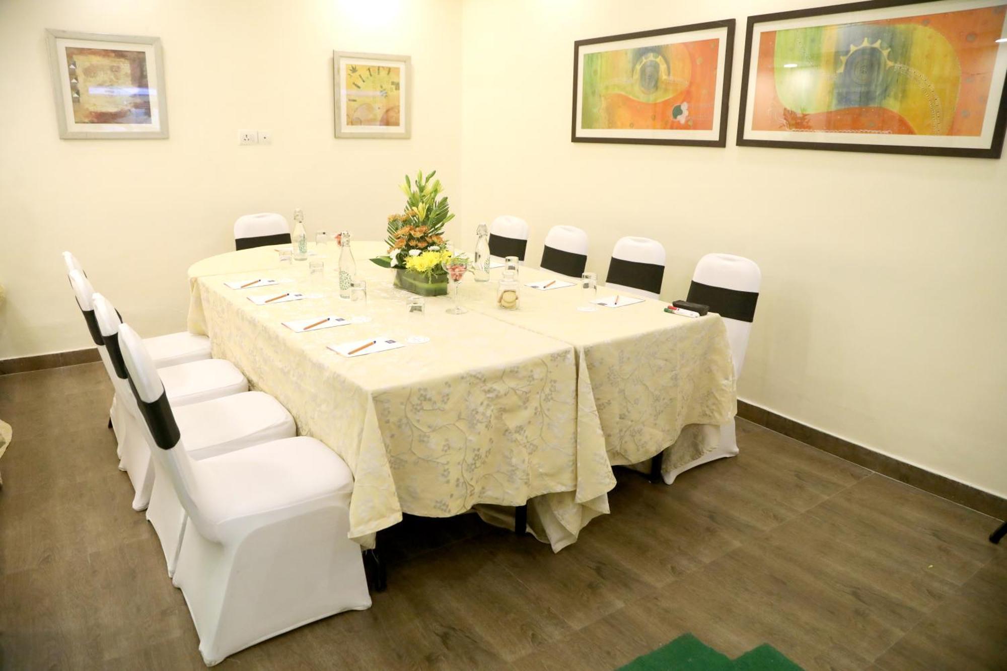 Sarovar Portico Naraina, Hotel New Delhi Bagian luar foto