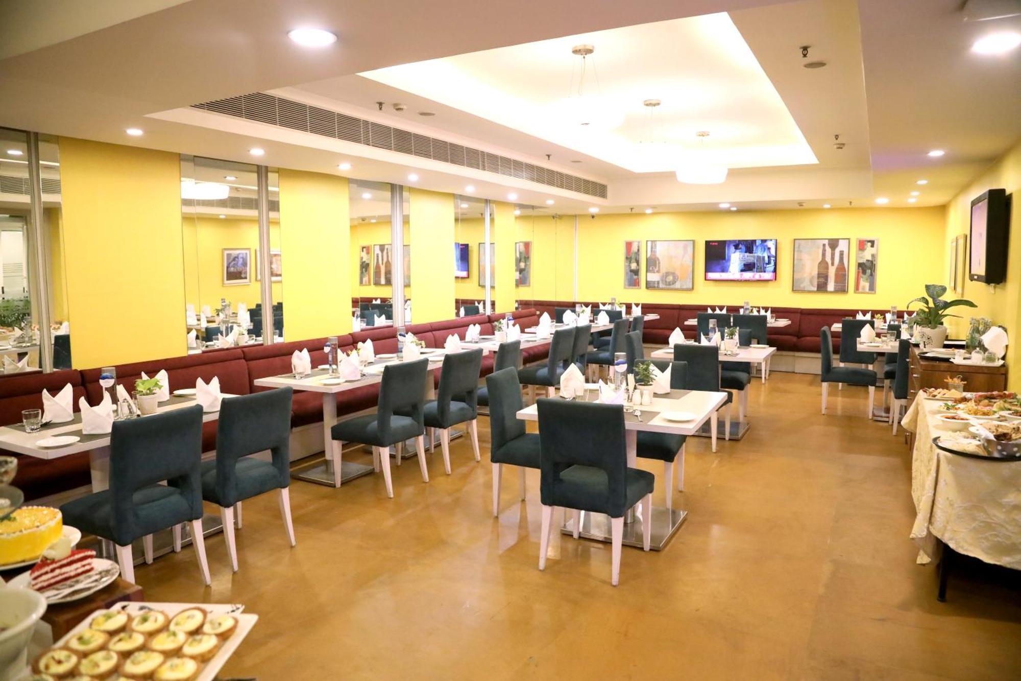 Sarovar Portico Naraina, Hotel New Delhi Bagian luar foto