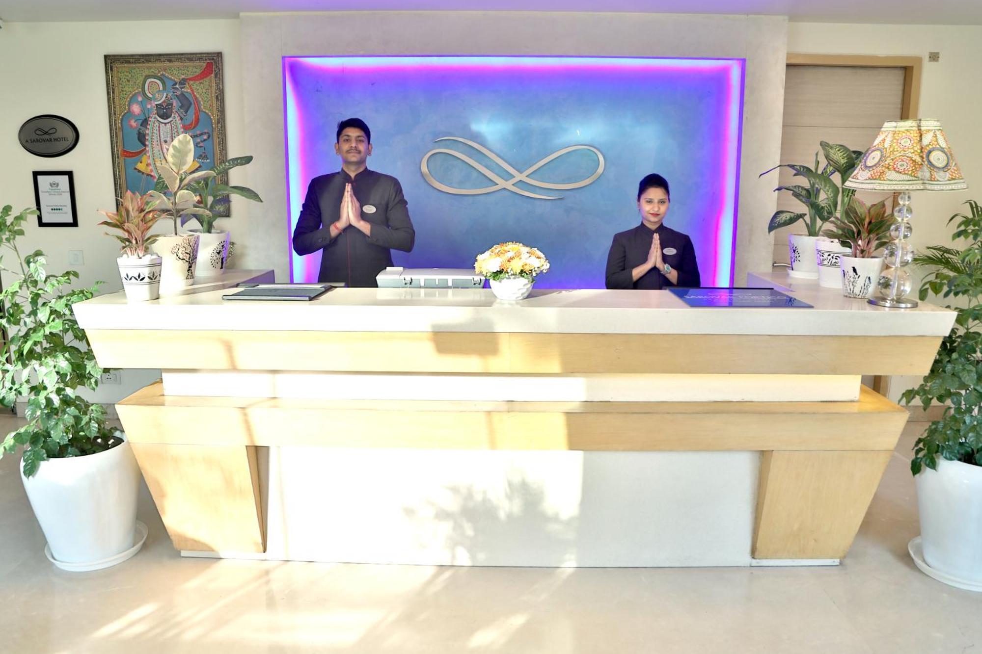 Sarovar Portico Naraina, Hotel New Delhi Bagian luar foto