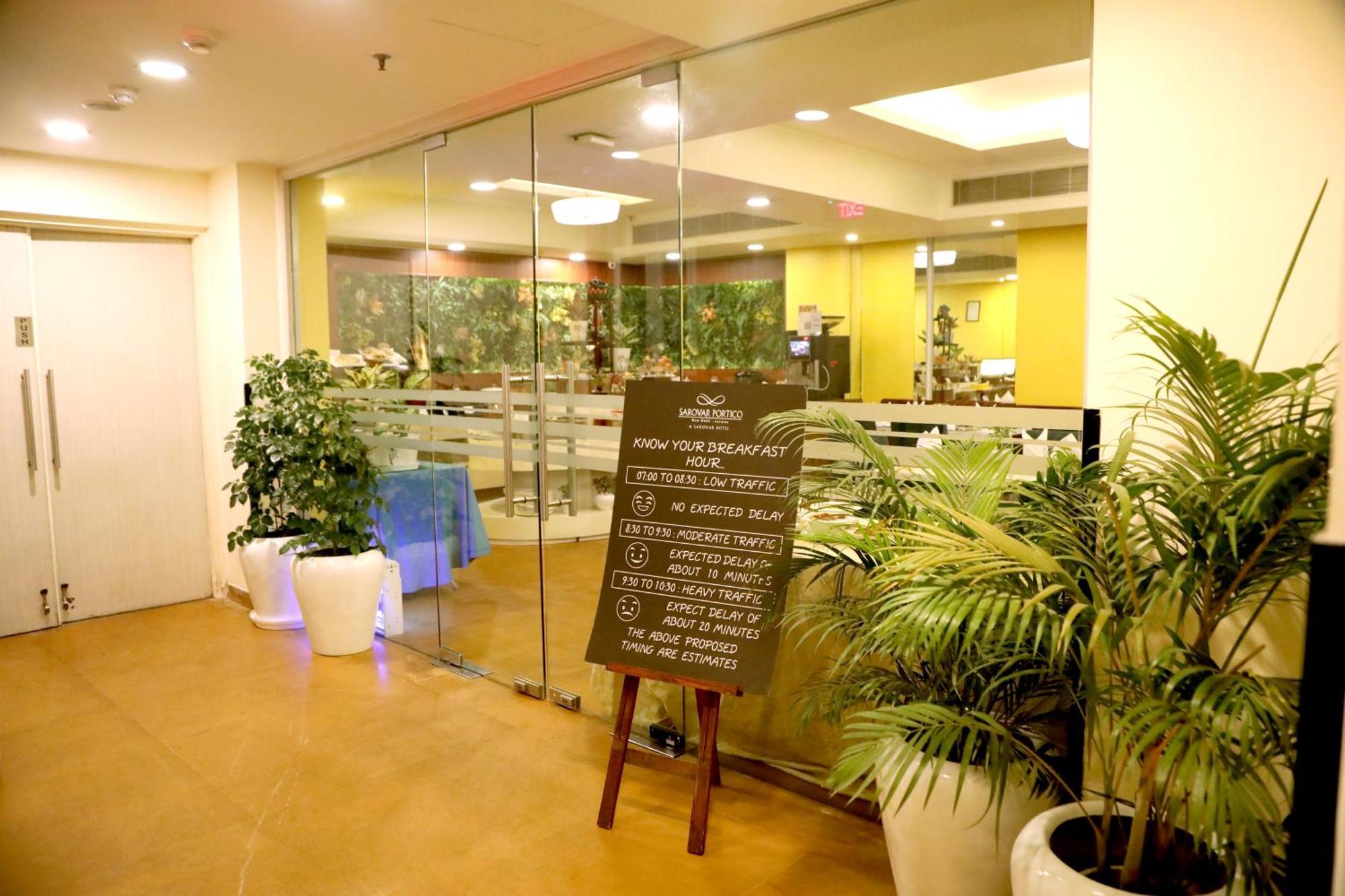 Sarovar Portico Naraina, Hotel New Delhi Bagian luar foto
