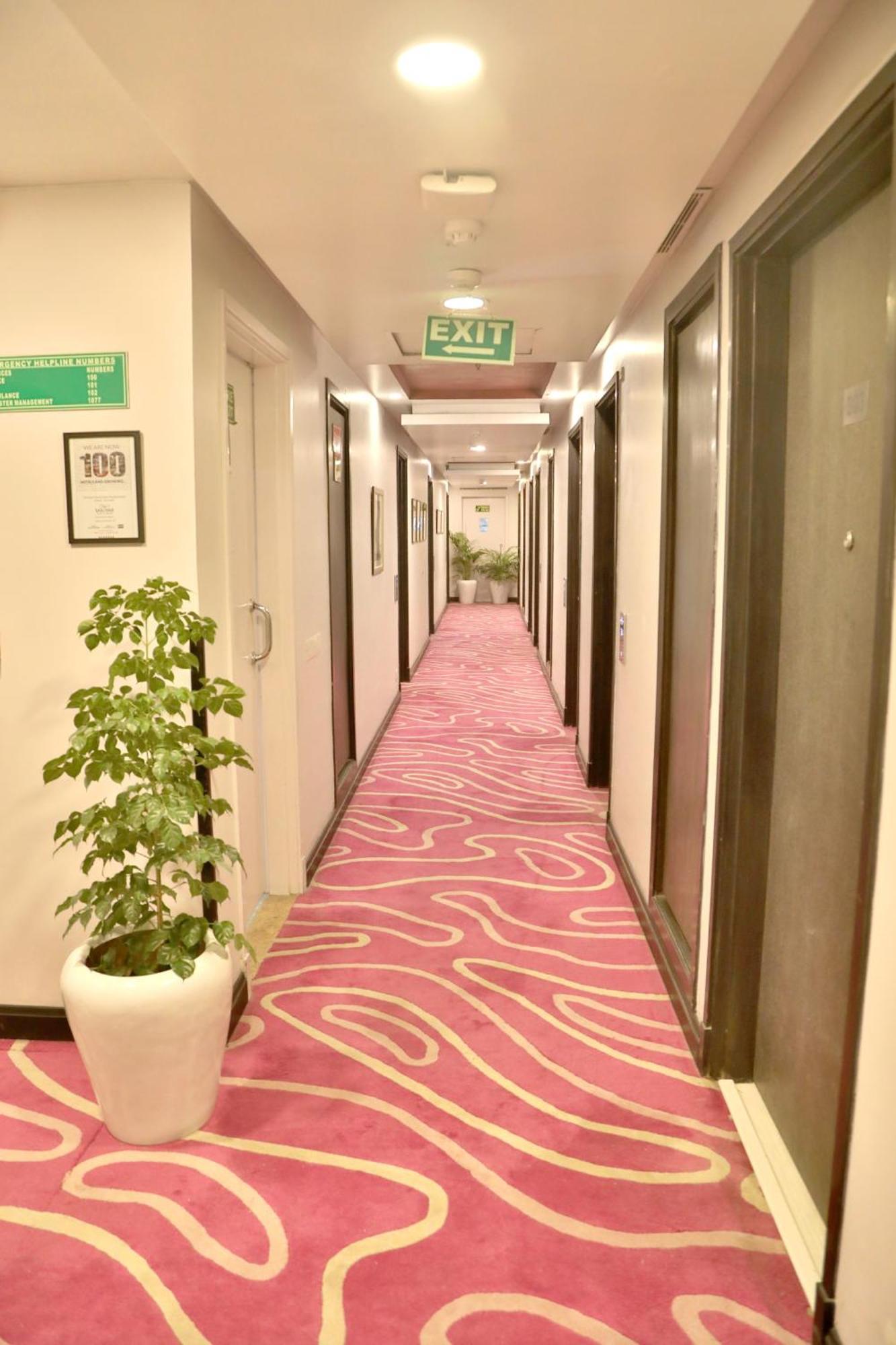 Sarovar Portico Naraina, Hotel New Delhi Bagian luar foto