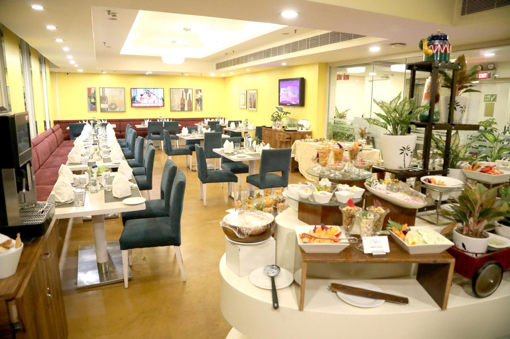 Sarovar Portico Naraina, Hotel New Delhi Bagian luar foto