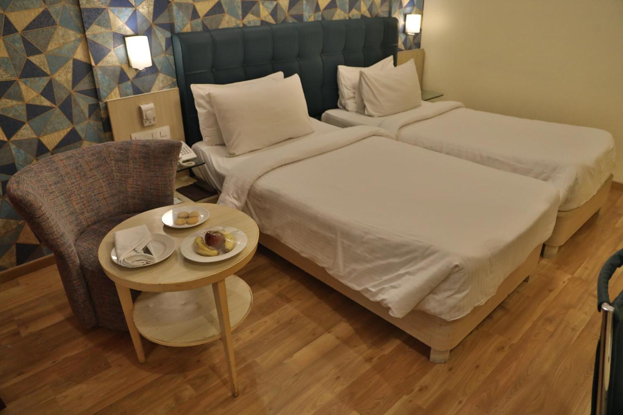 Sarovar Portico Naraina, Hotel New Delhi Bagian luar foto