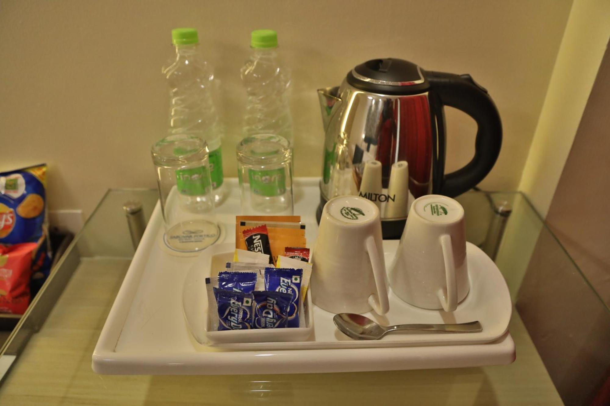 Sarovar Portico Naraina, Hotel New Delhi Bagian luar foto