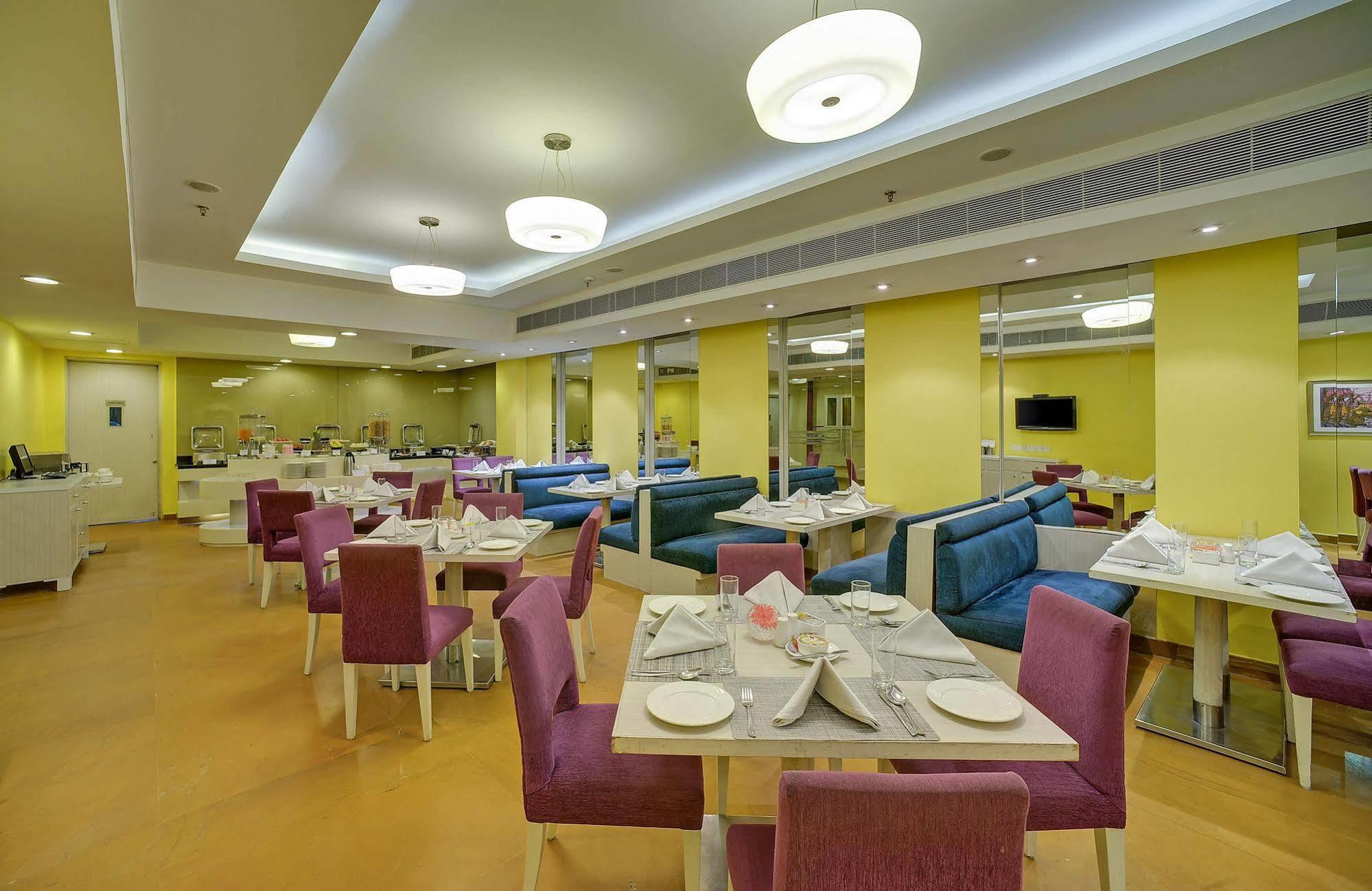 Sarovar Portico Naraina, Hotel New Delhi Bagian luar foto