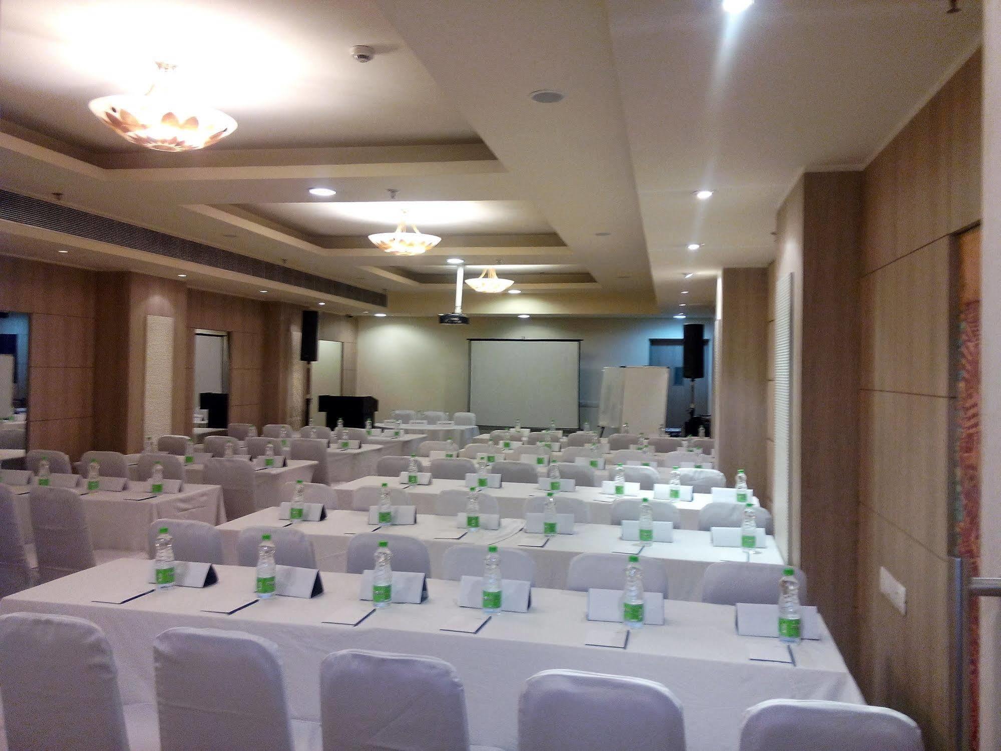 Sarovar Portico Naraina, Hotel New Delhi Bagian luar foto